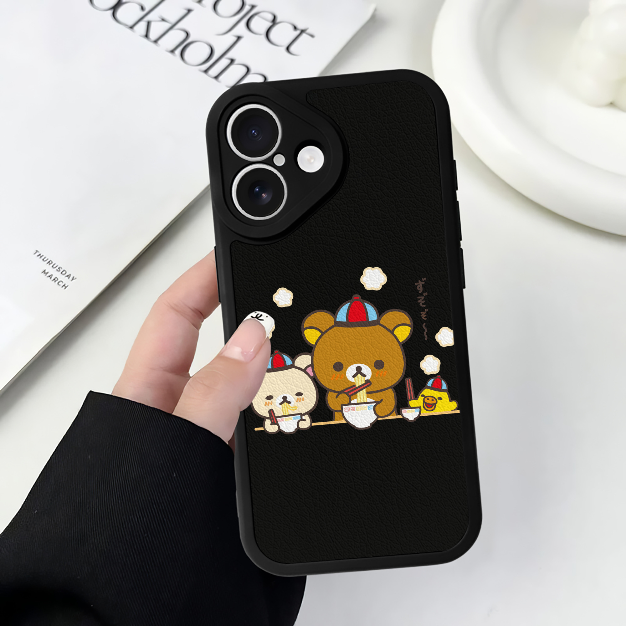 （画像用） リラックマ リラックマ キイロイトリ Rilakkuma Korilakkuma Kiiroitori 【iPhone 16シリーズ対応】シリコンスマホケース（レザー調） 材質：シリコン